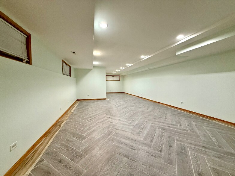 Building Photo - 2707 W Warren Blvd