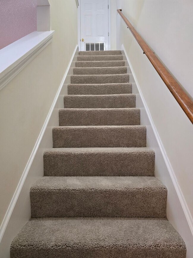 Building Photo - Townhome