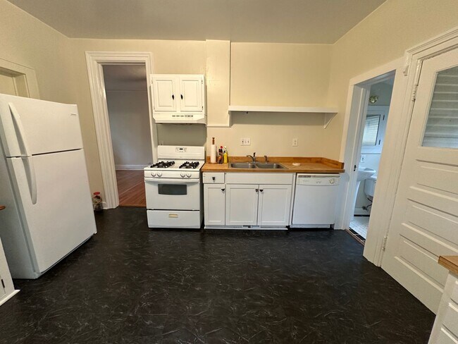 Building Photo - Single Family Heritage Hill Home! Two Bedr...