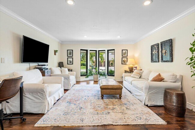 Building Photo - 3765 Kings Way