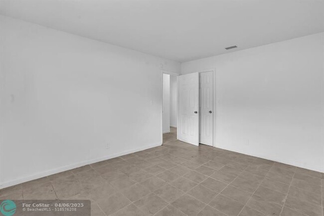 Building Photo - 5740 NW 27th Ct