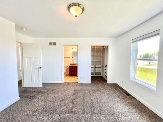 Building Photo - 4316 Sandhill Dr