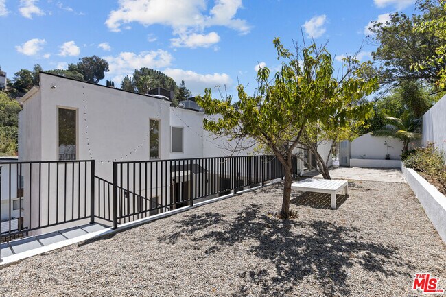 Building Photo - 2619 Rinconia Dr
