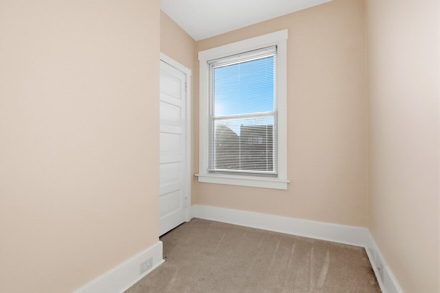 Building Photo - 2303 Sherbrook St