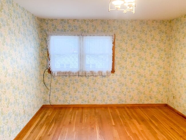 Building Photo - 227 Green River Rd