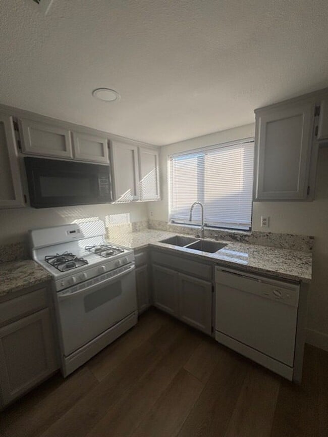 Building Photo - Newly Renovated 2 Bedroom / 1.5 Bathroom T...
