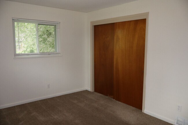 Building Photo - 3210 E Locust St