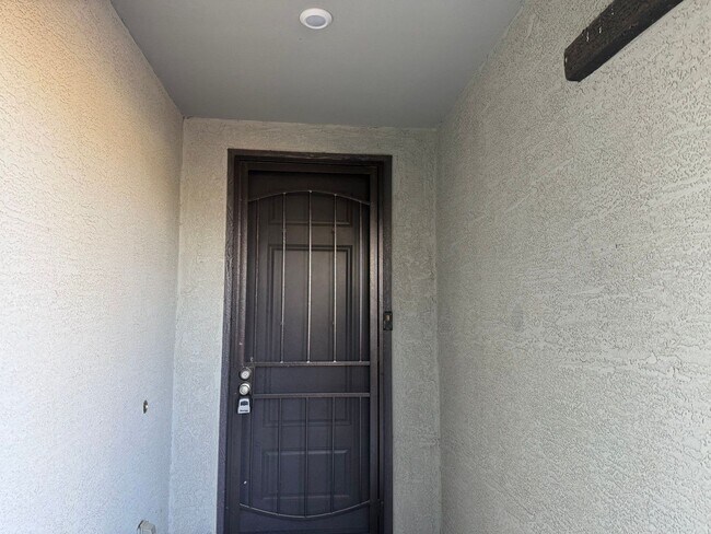 Building Photo - 2020 E Kansas Dr