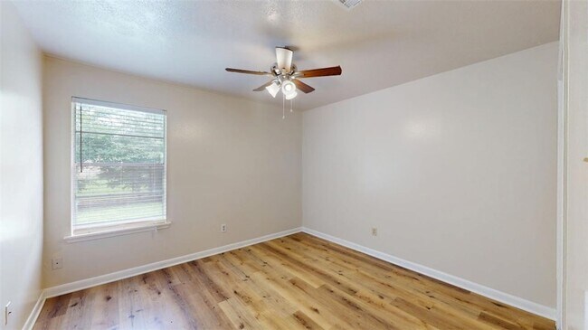 Building Photo - 922 Navarro Dr