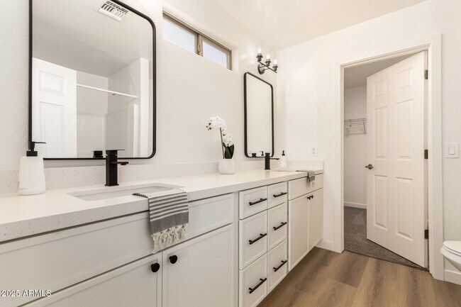 Building Photo - 479 E Dragon Springs Dr