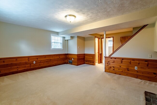 Building Photo - Gorgeous 4 Bed 3 Bath Brick Home In Serene Hollindale