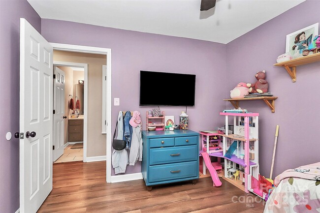 Building Photo - 4227 Deerfield Dr