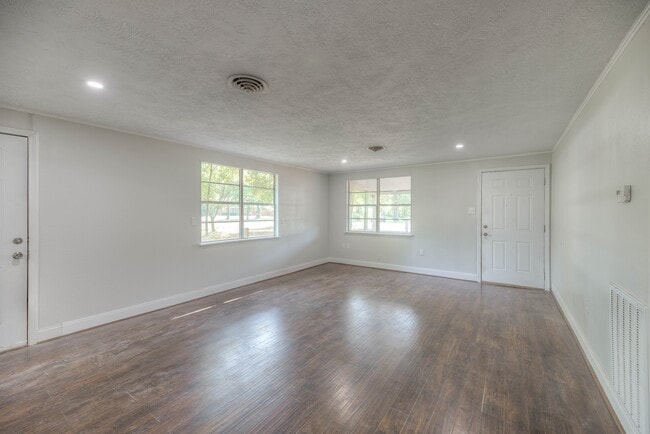 Building Photo - 234 Lakeview Dr