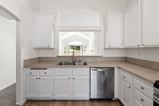 Building Photo - Charming 2 Bed | 2 Bath Single-Story Home with Golf Course Views!