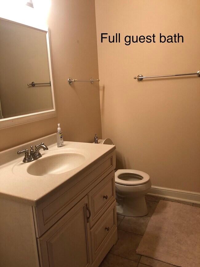 Building Photo - 2 bed / 2 bath UPSTAIRS of triplex