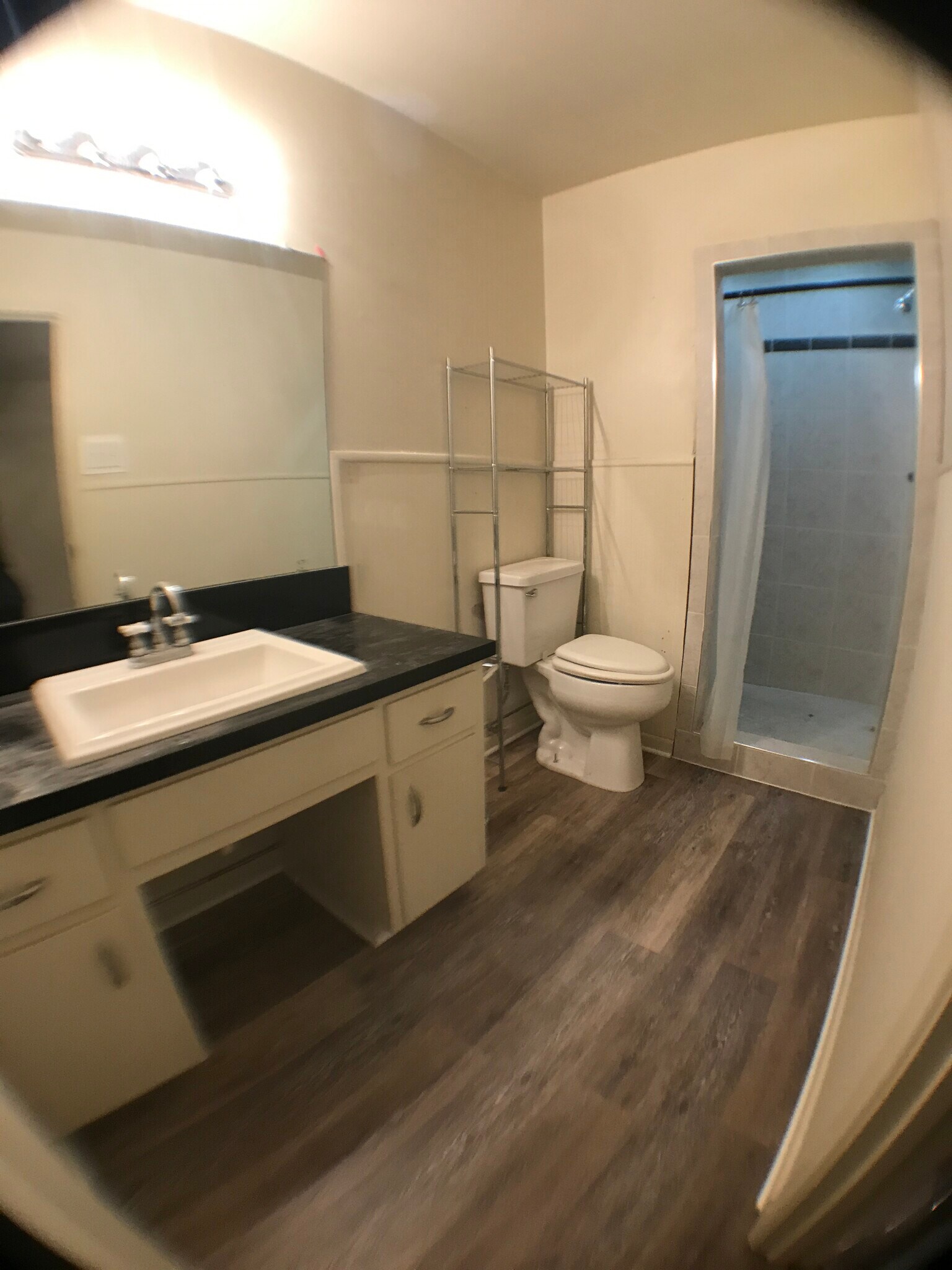 Master bathroom - 1800 Hilltop Dr