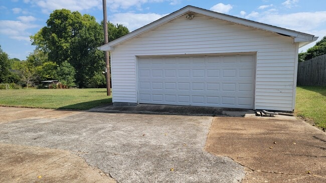 Building Photo - 1216 Rugby Dr