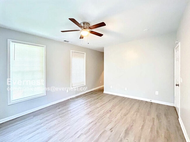 Building Photo - Spacious 3-Bedroom Home with Modern Amenities / Pet-Friendly / Available Now!