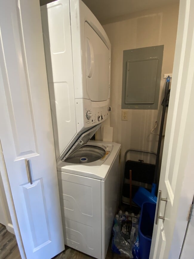 Building Photo - 611 Lazy Days Rd