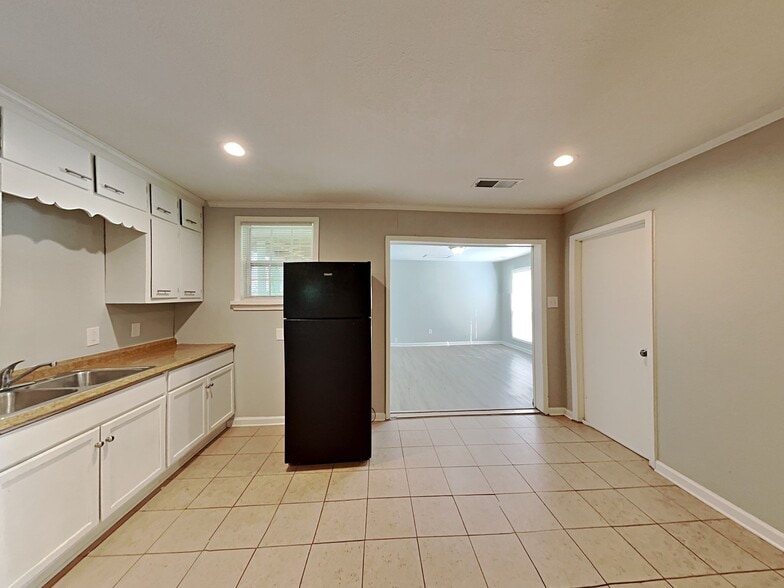 Building Photo - 2611 Lake Harbin Rd