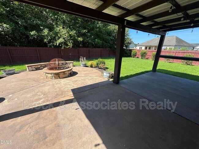 Building Photo - 438 Roanoke Dr