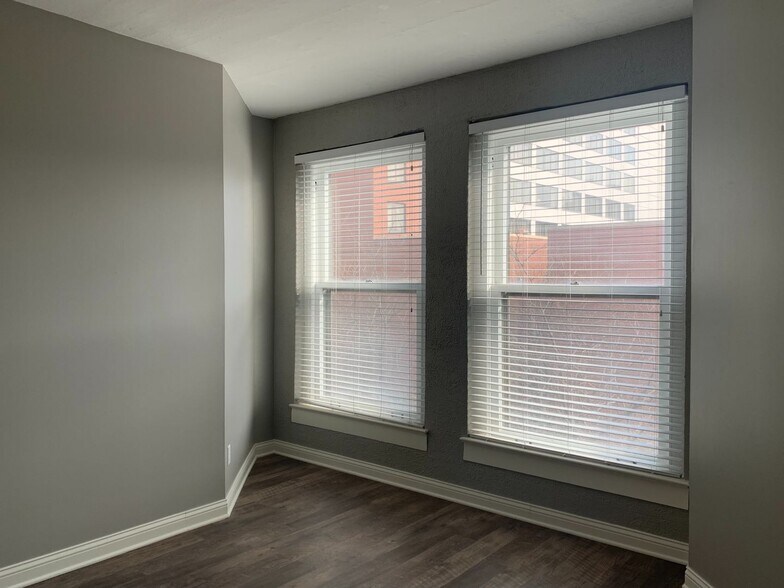 Building Photo - 112 W Washington Blvd