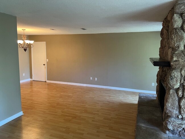 Building Photo - 203 Courtney Pl