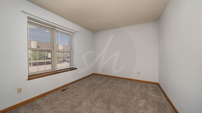 Building Photo - End unit 3 bedroom townhome near Ute Valle...