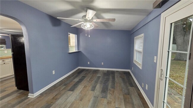 Building Photo - 426 Tulip Dr