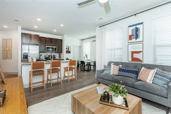 Building Photo - 698 Basilica Bay Dr