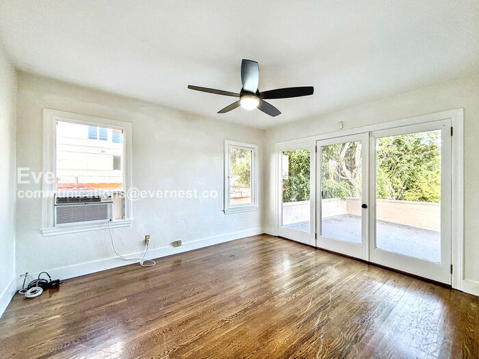Building Photo - 132 N Crescent Heights Blvd
