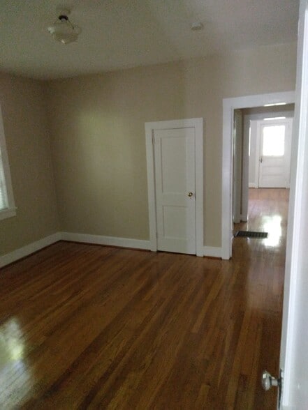 Bedroom/closet/hall - 2800 Grace St