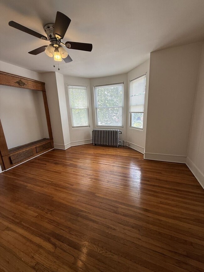 Building Photo - Comfortable 3BR Home Near Transportation – Available Now
