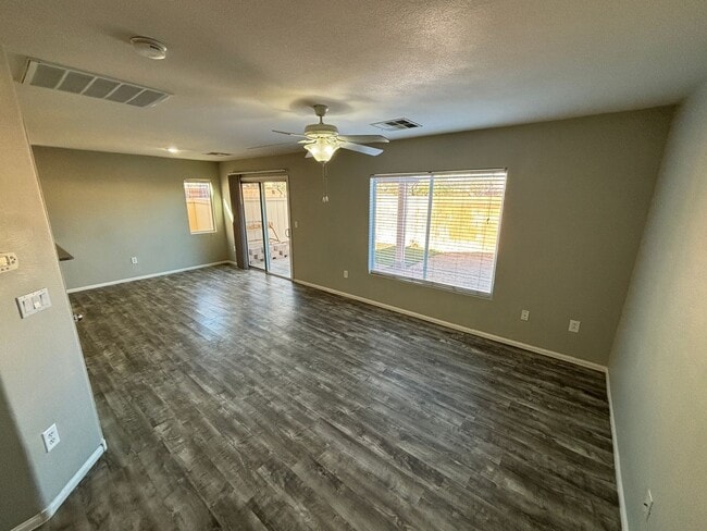 Building Photo - Beautiful 4Bed/2.5 Bath/2Car 2 Story Home nestled in this beautiful Southwest Community near Rhod...