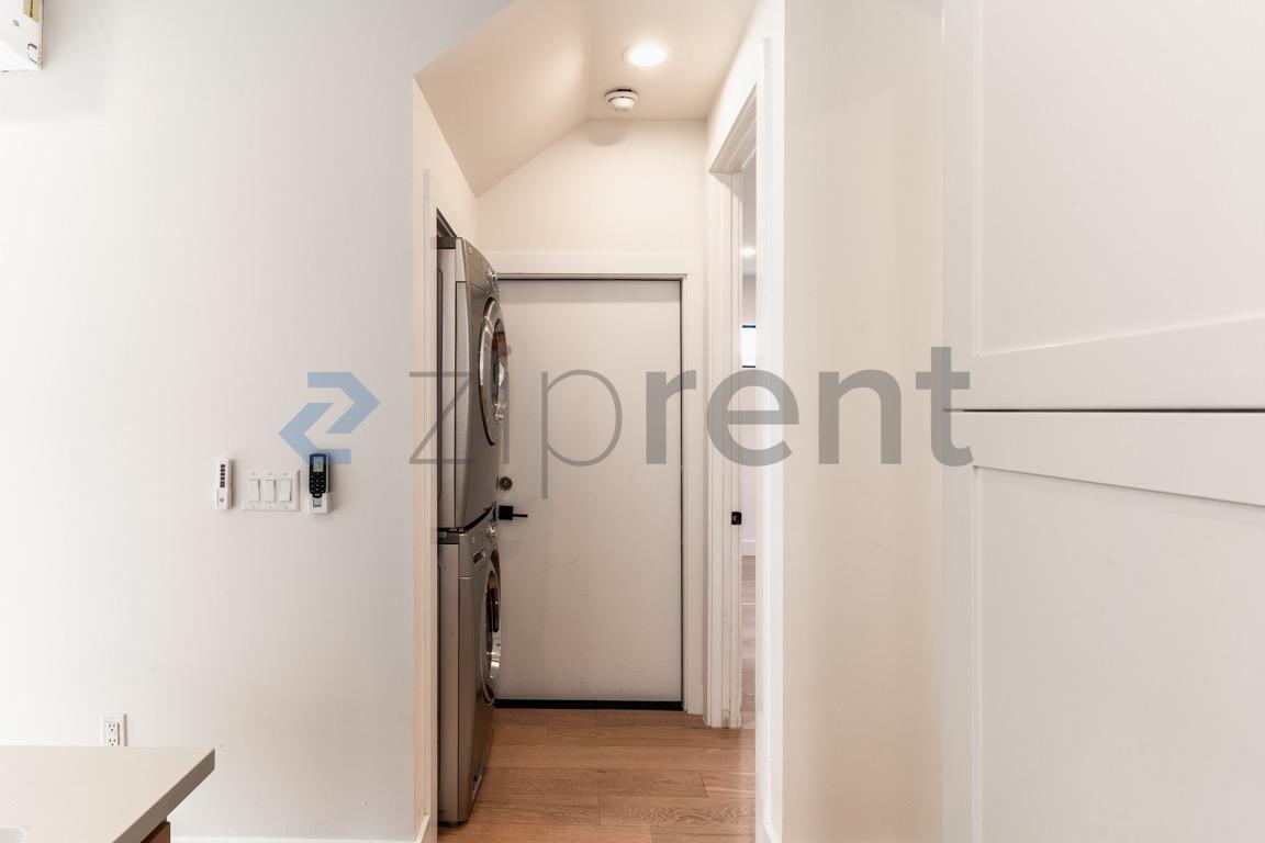 Building Photo - 2916 E 13th St