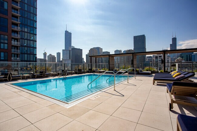 Panoramic rooftop pool - 640 North Wells