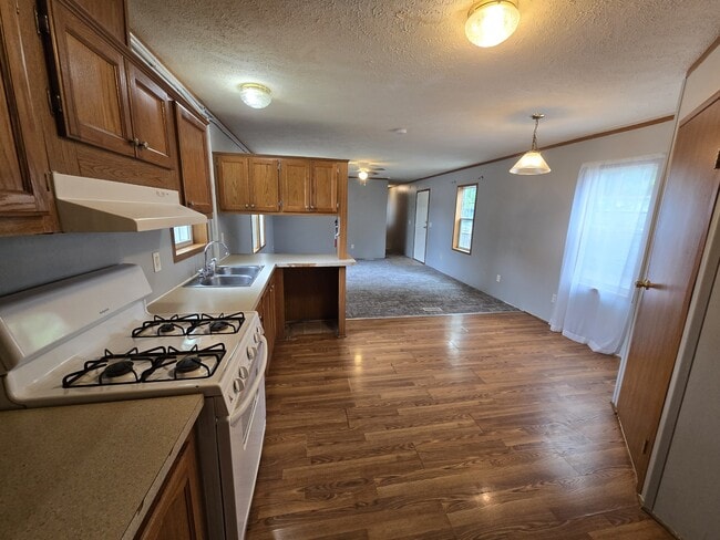 Building Photo - 700 W Ridgeway Ave