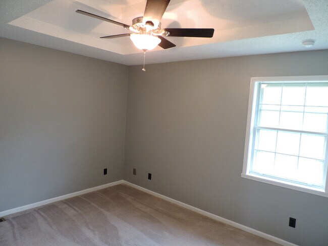Building Photo - A Spacious 3 Bedroom Home in a Great Locat...