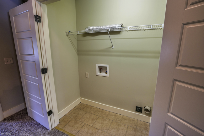 Building Photo - 3 br, 3.5 bath Townhome - 1304 Essex Manor...