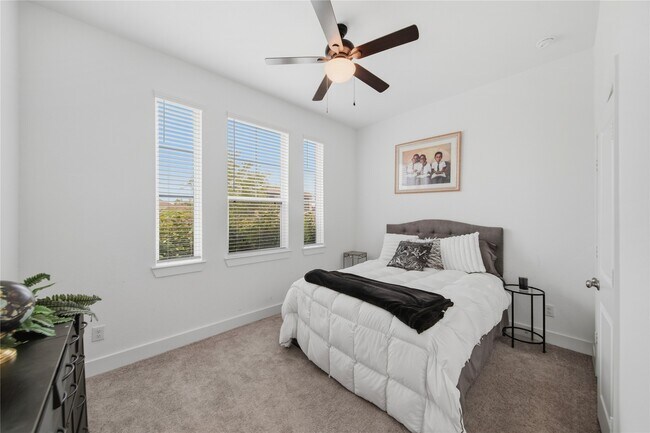 Building Photo - 4512 Bartagrass Dr