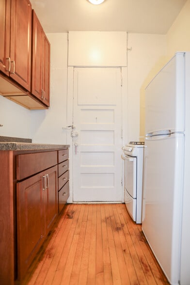 Primary Photo - 1365 W Greenleaf Ave