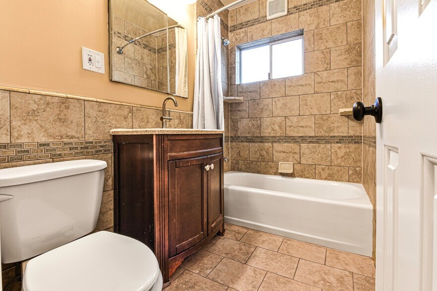 Building Photo - 1427 W Parade St