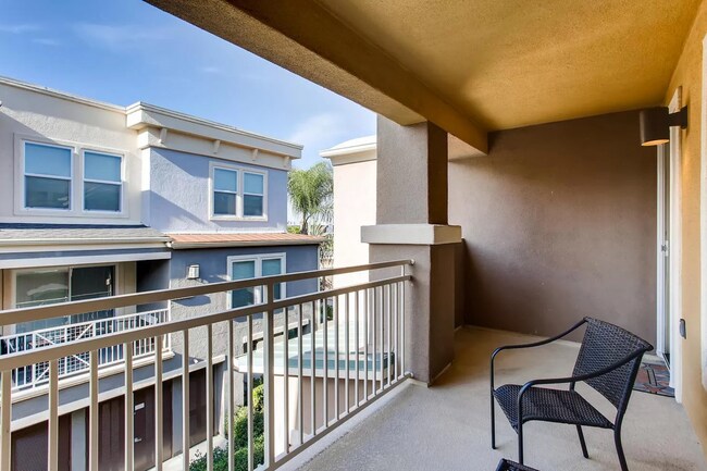 Building Photo - Furnished large and modern condo