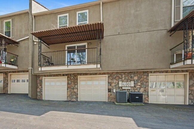 Building Photo - 1744 Woodcliff Pl NE