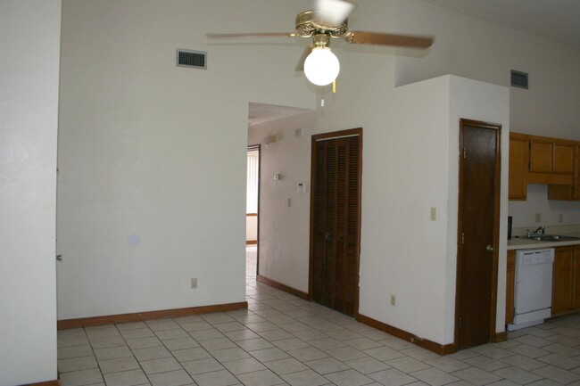 Building Photo - 431 Cactus St