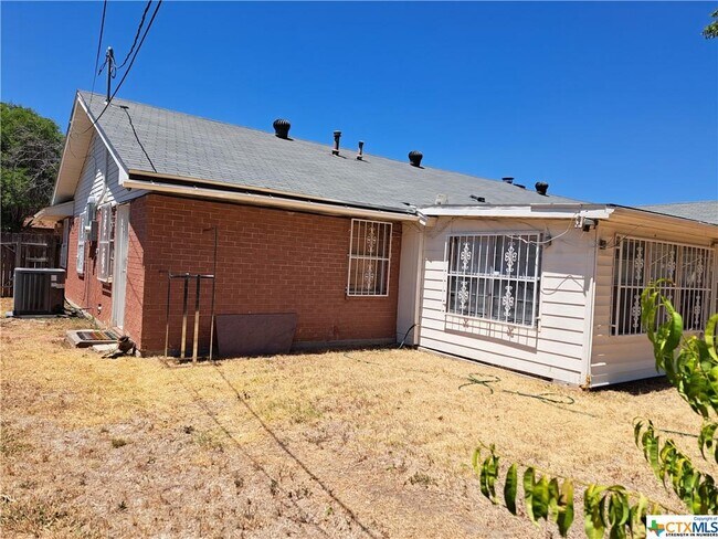 Building Photo - 2308 Lily Dr