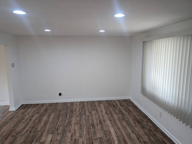 Building Photo - 125 E Willock Rd
