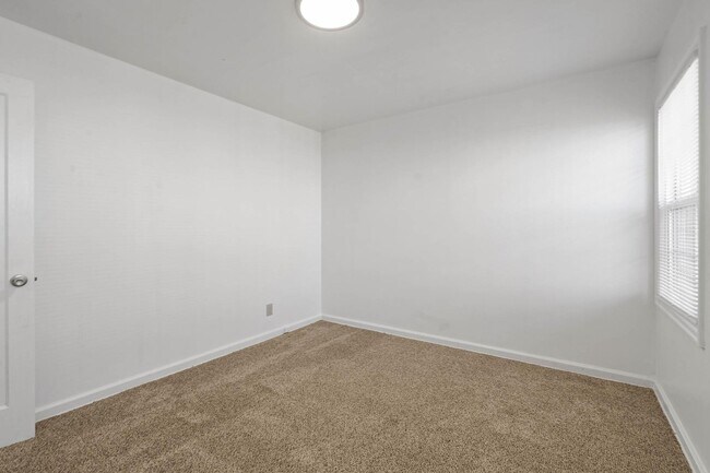 Building Photo - Beautifully maintained 1-bdrm/1-bath unit in 4-plex. Fireplace, off-street parking, laundry, grea...