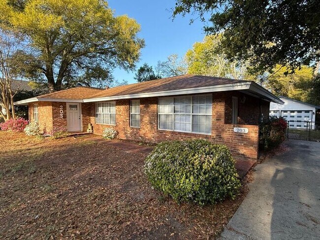 Building Photo - Gulf Breeze Proper - Casablanca - 2 bed, 1 bath