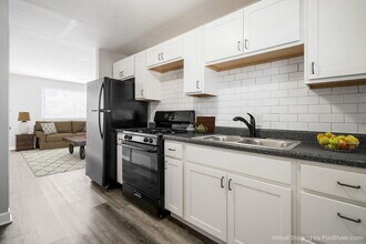 Building Photo - 474 Elsmere St